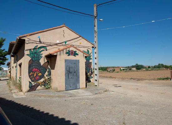 Vista completa de la fachada de la obra pelea de gallos