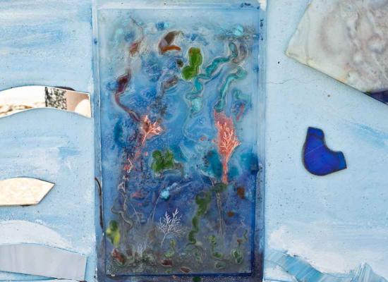 Detalle sobre la puerta de la obra El Gran Azul 