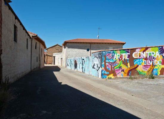 Vista alejada de la obra Arte contra el olvido