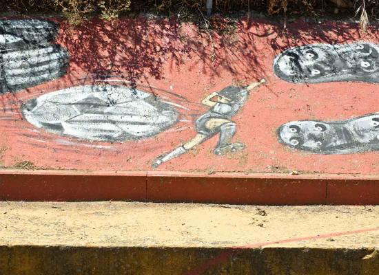 Detalle del balón de la obra El miedo del portero al penalti