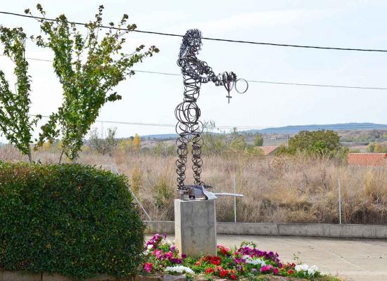 Vista completa de la escultura Ni una más