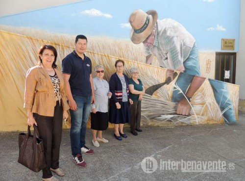 Alcaldes de la comarca se reúnen en La Torre del Valle para trasladar a sus municipios la galería de arte al aire libre